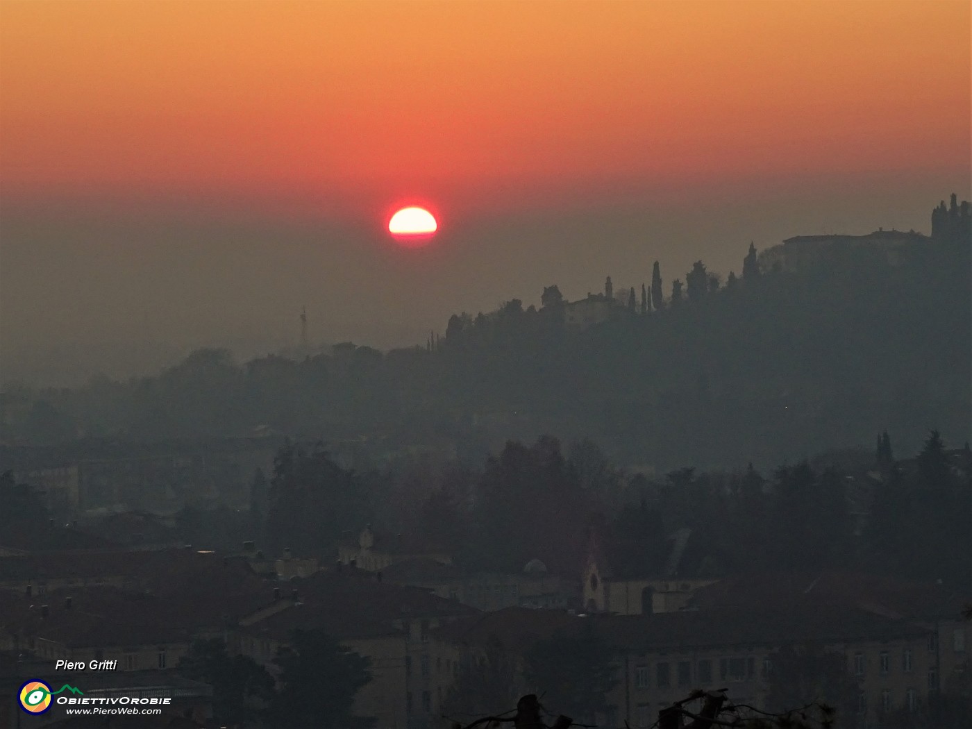 73 Il sole si arrossa e tramonta sui colli e verso la pianurra.JPG